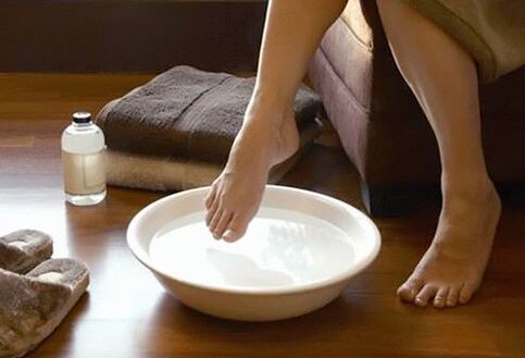Pain in the joints in the evening does not mean illness, it can be removed with folk remedies such as a hot bath
