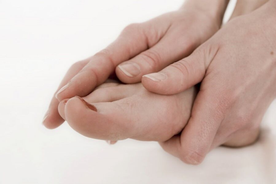 Unpleasant sensations in the joints after a long walk can be eliminated with a massage