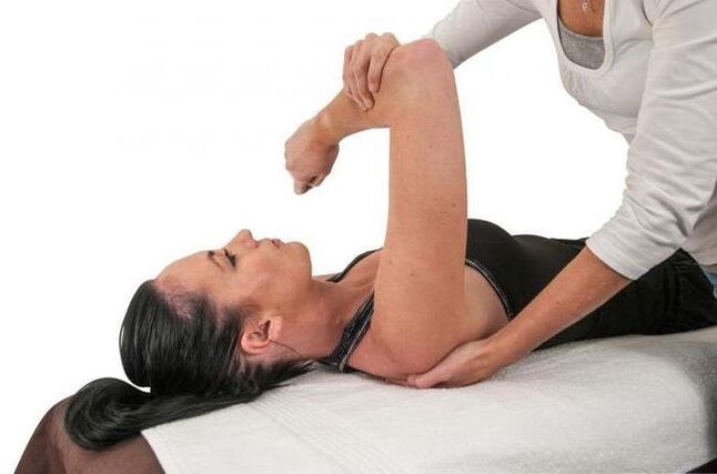 Treatment of arthrosis of the shoulder joint must begin with a consultation with a specialist. 